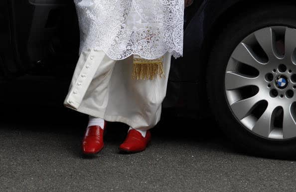 אפיפיור נעליים אדומות ותיקן