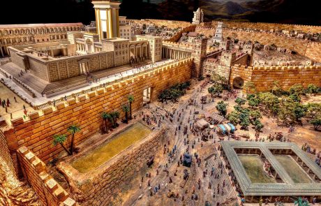 כל הקבוצות שפרשו מהיהודיות, יצרו מבני-חיים ציבוריים נוצריים-פרוטסטנטיים עם סמלים משודרגים מהמקורות היהודיים.