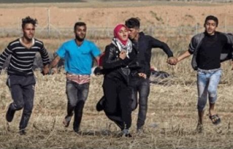 ה׳פליווד׳ היומי: תמונה הרואית של צעירים פלסטינים המנסים להגן בגופם על בחורה מפני כדורי הצלפים הישראלים
